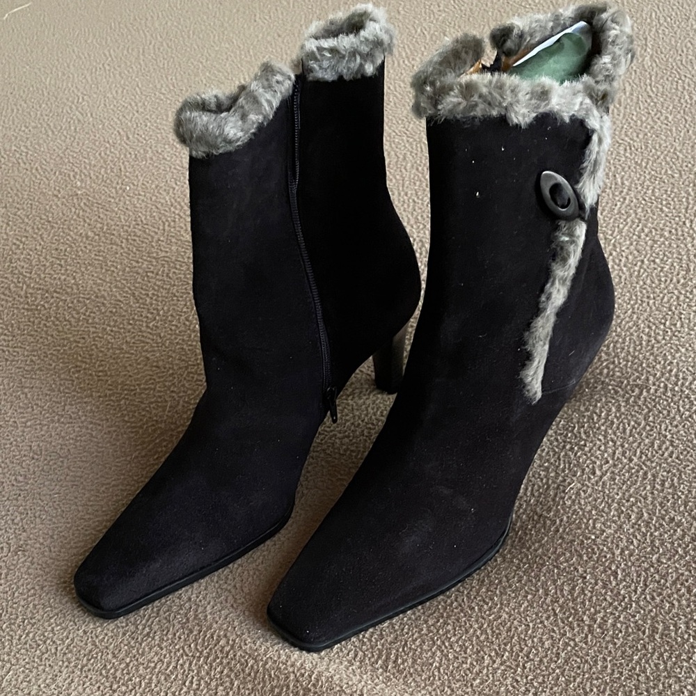 Eddie Bauer Black Heeled Boots with Gray Faux Fur Trim 7M Never Worn